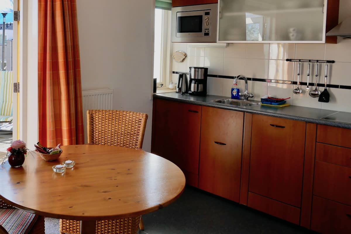 Full-size fridge, microwave, stovetop, dishwasher