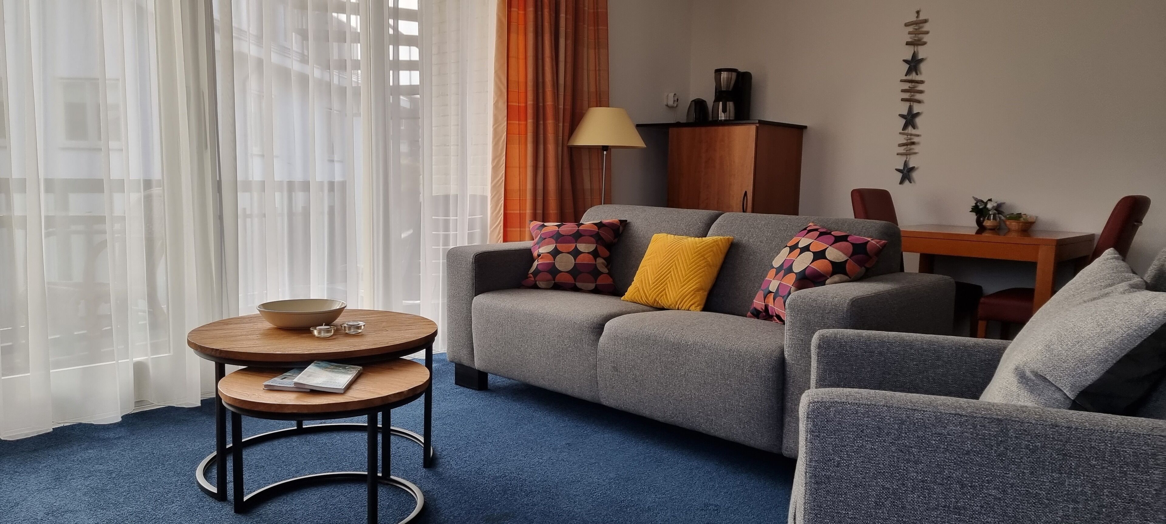 Apartamento Confort, 1 habitación, balcón (14) | Sala de estar | Una televisión de pantalla plana, un reproductor de DVD