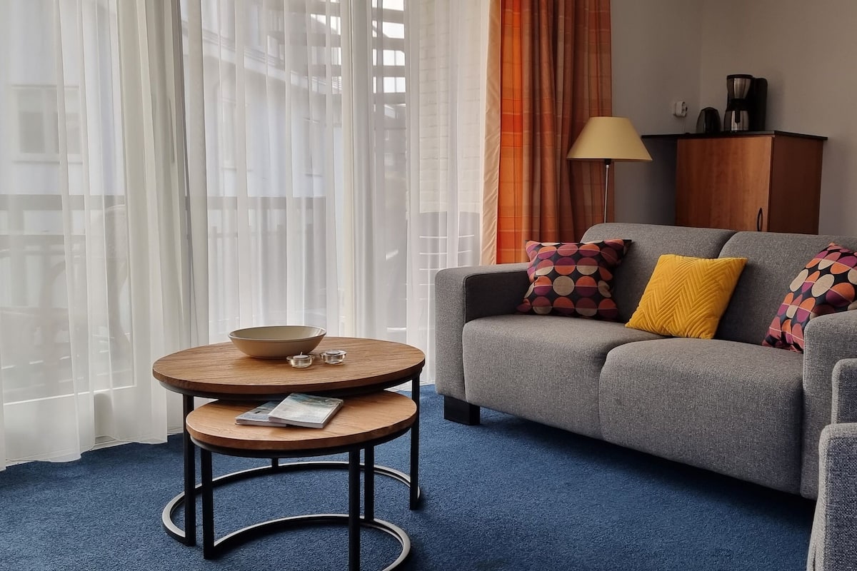 Apartamento Confort, 1 habitación, balcón (14) | Sala de estar | Una televisión de pantalla plana, un reproductor de DVD