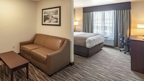 Premium bedding, down duvets, pillow-top beds, in-room safe - Cobblestone Hotel & Suites - Hartford (Hartford)