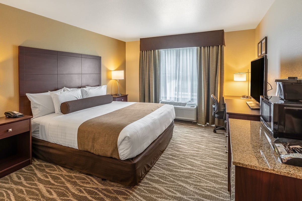 Room, 1 King Bed, Accessible Benched Tub, Non Smoking | Premium bedding, down comforters, pillowtop beds, in-room safe