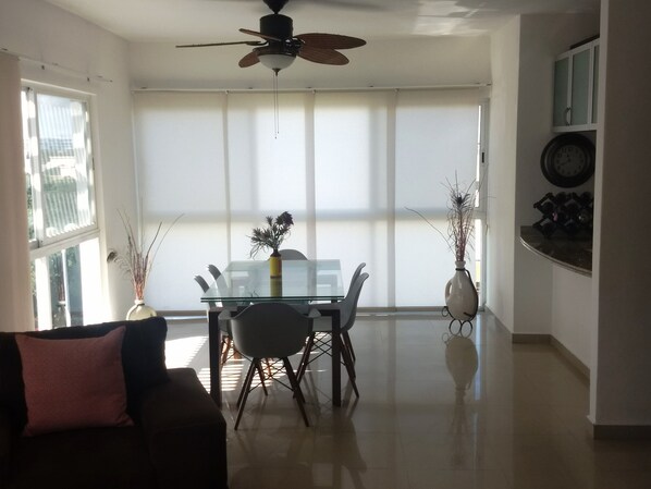 Family Penthouse, 3 Bedrooms, Jetted Tub, Pool View | In-room dining
