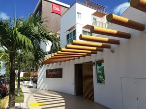 Vista frontal de la propiedad