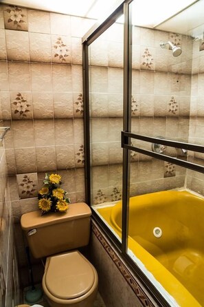 Duschwanne, kostenlose Toilettenartikel, Handtücher