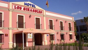 A pink building with a sign that reads "Hotel Los Girasoles." - Hotel Mozart (Valladolid)
