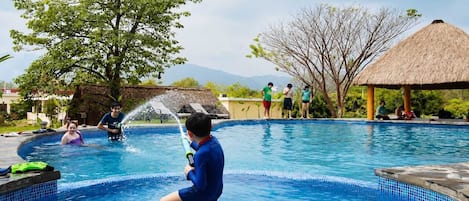 2 piscines extérieures