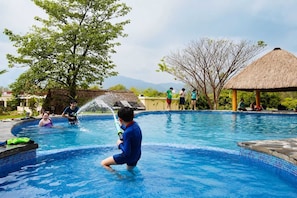 2 outdoor pools