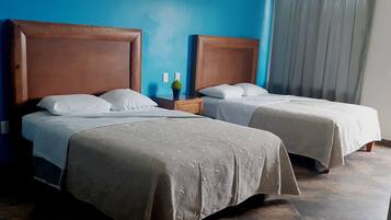 Habitación doble, 2 camas matrimoniales | Tabla de planchar con plancha y ropa de cama