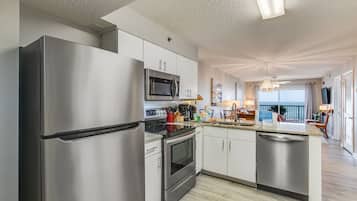 Refrigerador, microondas, horno, placa de cocina