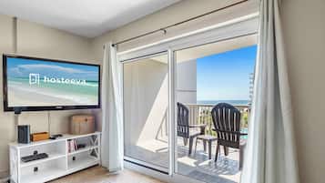 Comfort Condo, 2 Bedrooms, 2 Bathrooms | Living room