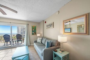 Comfort Condo, 2 Bedrooms, 2 Bathrooms | Living room