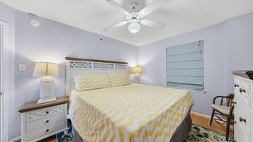 Condo exclusif, 1 chambre, balcon, vue sur la plage | Décor unique, ameublement unique, fer et planche à repasser
