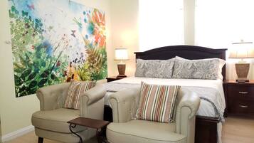 Standard Studio Suite, 1 King Bed, Balcony, Courtyard View | 1 camera, biancheria da letto ipoallergenica, materassi a doppio strato