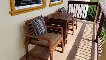 Superior Studio Suite, 1 King Bed, Balcony, Hill View | Balkon