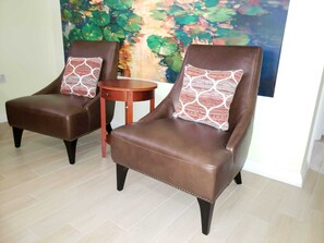 Suite Studio Deluxe, 1 très grand lit, balcon, vue colline | Coin séjour