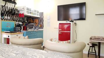 Standard Studio Suite, 1 King Bed, Balcony, Courtyard View | Area soggiorno | Smart TV 55 pollici con canali digitali, TV, Netflix