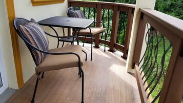 Standard Studio Suite, 1 King Bed, Balcony, Courtyard View | Balcone