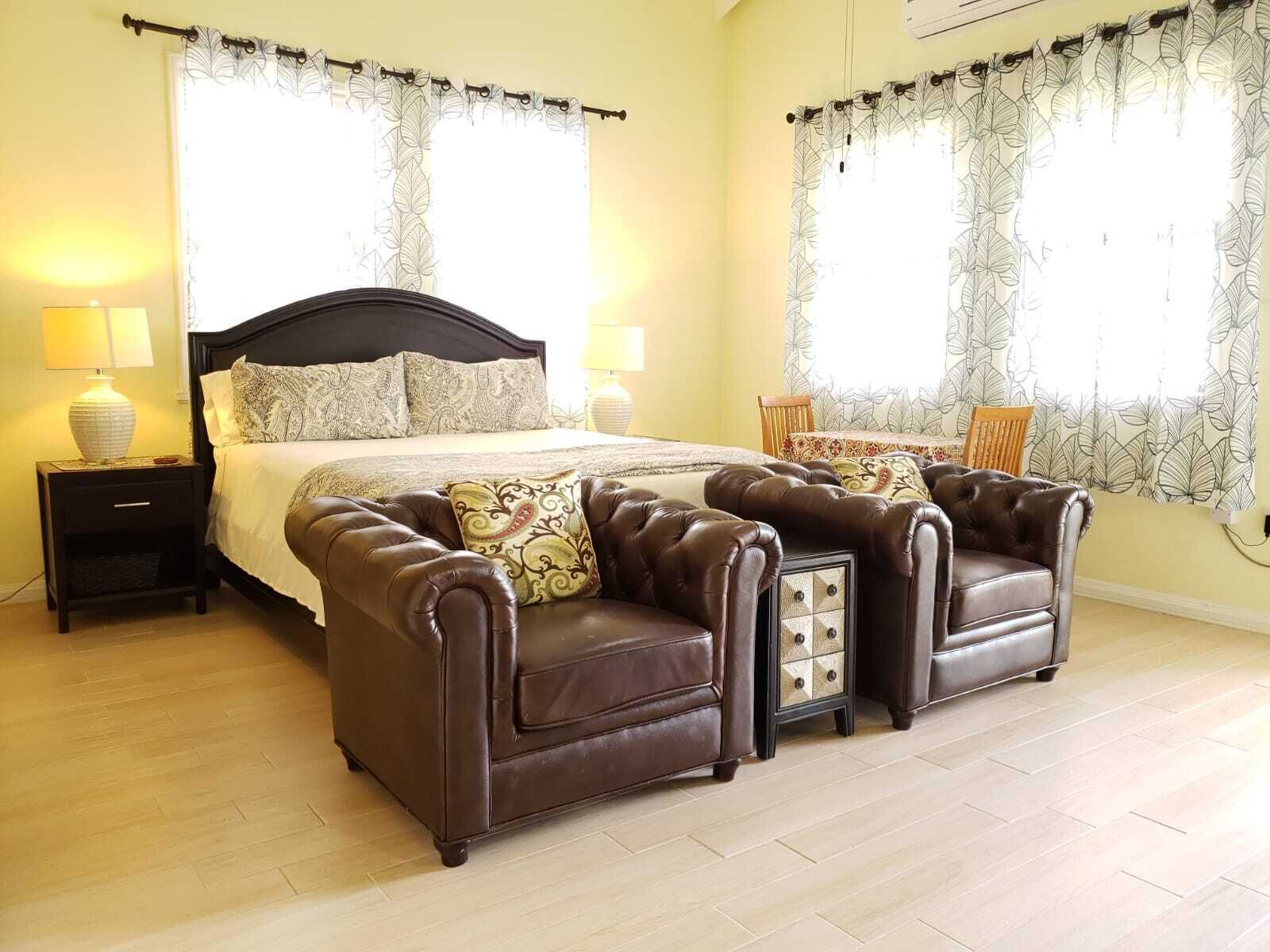 Superior Studio Suite, 1 King Bed, Balcony, Hill View | Wohnbereich | 55-Zoll-Smart-TV mit Digitalempfang, Fernseher, Netflix