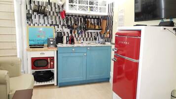 Standard Studio Suite, 1 King Bed, Balcony, Courtyard View | Privékitchenette | Een magnetron, een oven, een kookplaat, een espressoapparaat