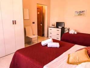 Minibar, escritorio, cunas gratuitas y camas supletorias