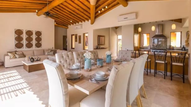 Villa familiar, 3 habitaciones | Servicio de comidas en la habitación