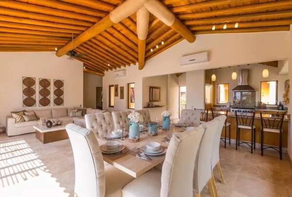 Familienvilla, 3 Schlafzimmer | Essbereich im Zimmer