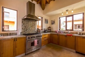Villa familiar, 3 habitaciones | Cocina privada | Refrigerador con congelador y microondas 