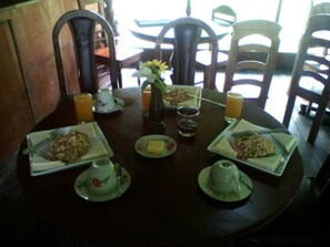 Desayuno continental gratuito y diario
