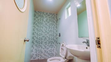 Ducha, artículos de tocador gratuitos, secador de pelo, pantuflas