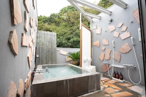 Combined shower/bathtub, hair dryer, towels - Beachside Inn Shirahama (Shimoda)