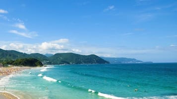 Playa en los alrededores y playa de arena blanca 