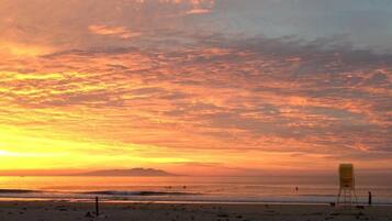 Playa en los alrededores y playa de arena blanca