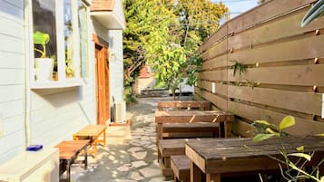 สนามรอบบริเวณ