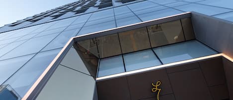 Un edificio moderno con fachada de vidrio y un diseño arquitectónico distintivo.