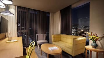 Ropa de cama de alta calidad y caja de seguridad en la habitación