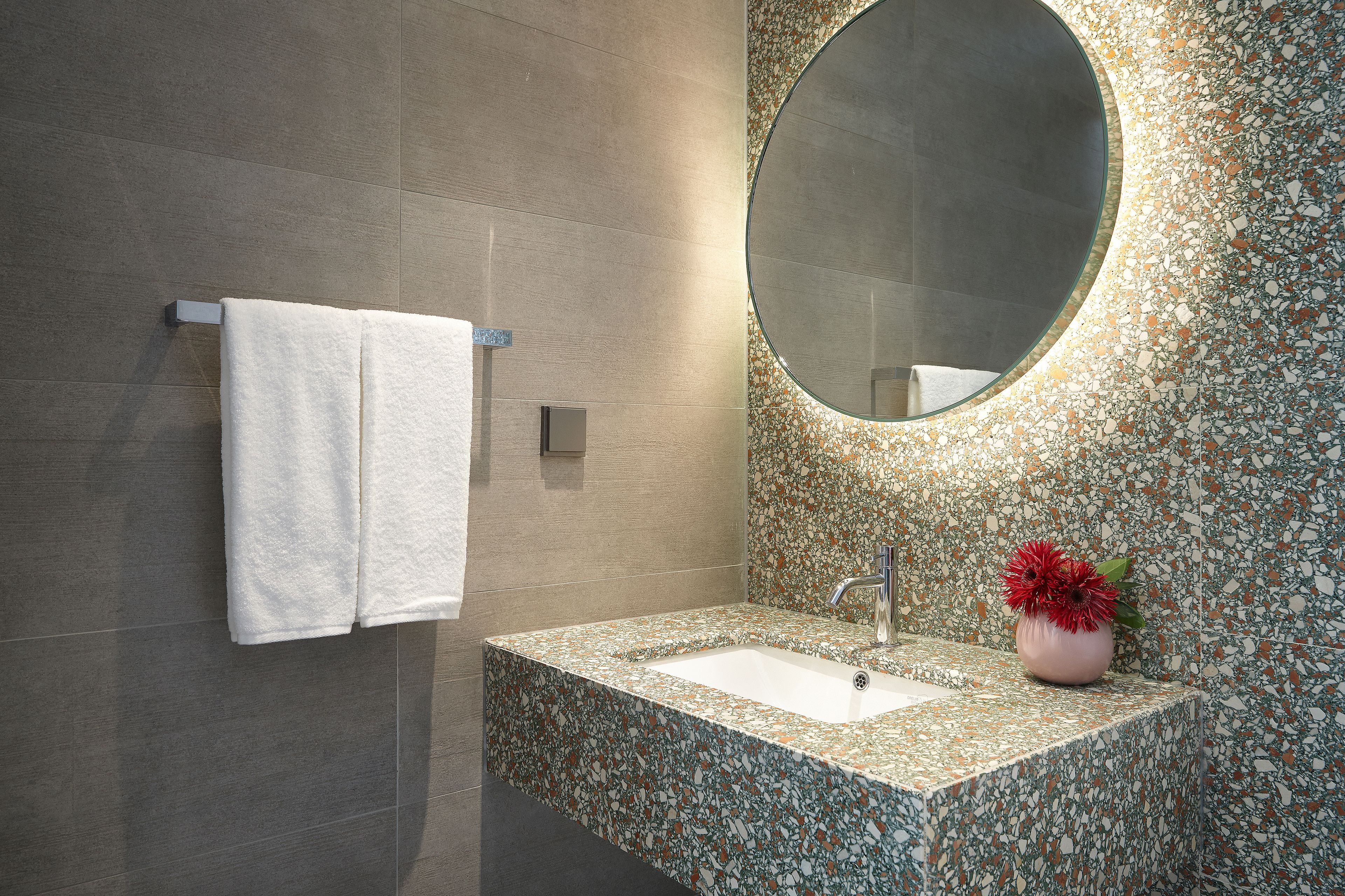 suite | bathroom sink