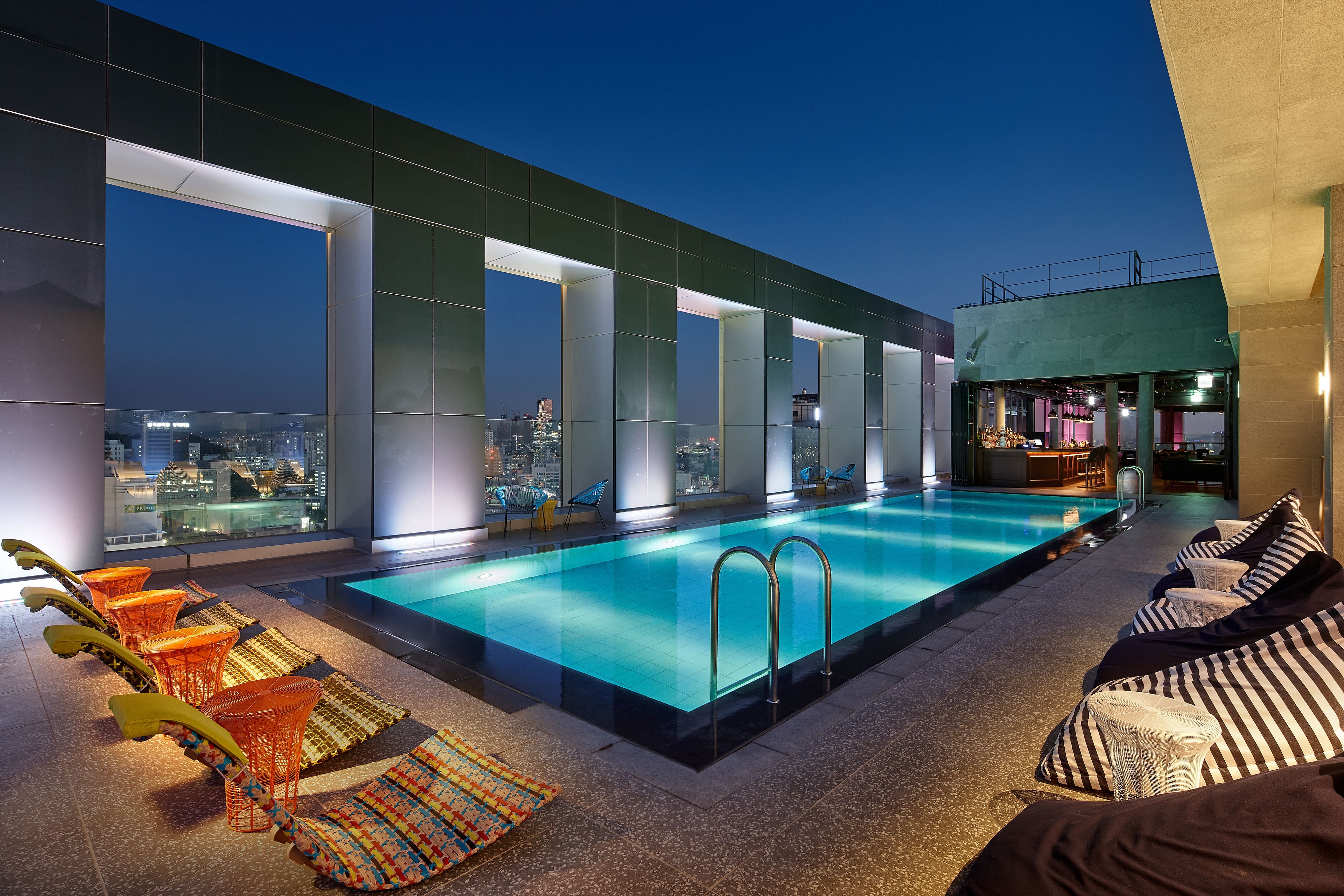 Een seizoensgebonden buitenzwembad