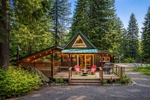 Exterior - Camp David-Comfy Couple's Retreat, Hot Tub, ROKU (Leavenworth)