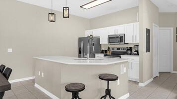 4725 Vero Beach Pl 04.jpg