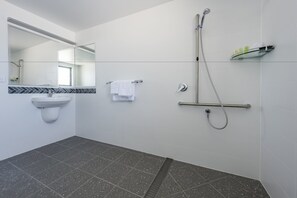 Shower, free toiletries, hair dryer, towels - Club Maclean Motel (Maclean)