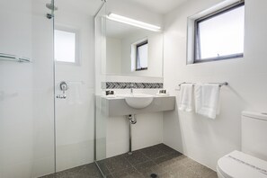 Shower, free toiletries, hair dryer, towels - Club Maclean Motel (Maclean)