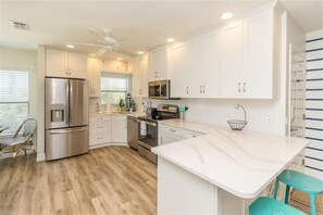 Kylskåp, mikrovågsugn, ugn och spishäll