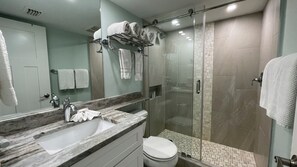 Dusche, Haartrockner, Handtücher, Seife