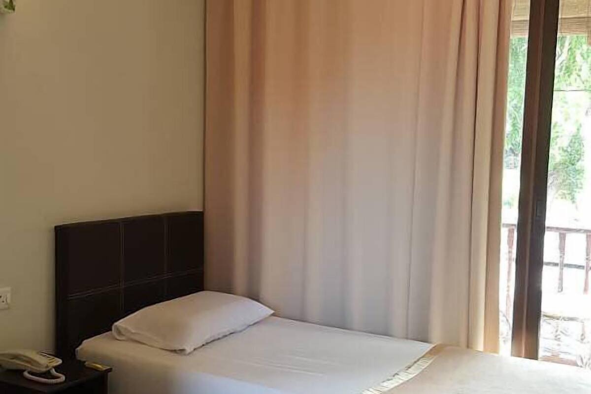 Deluxe Twin Room, 2 Twin Beds, City View | Iron/ironing board, rollaway beds, free WiFi, bed sheets