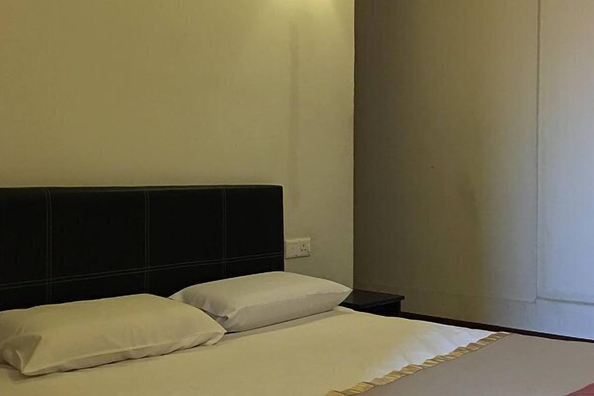 Deluxe Room, 1 Queen Bed, City View | Iron/ironing board, rollaway beds, free WiFi, bed sheets