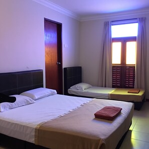 Iron/ironing board, rollaway beds, free WiFi, bed sheets - Traders Villa (Malacca City)