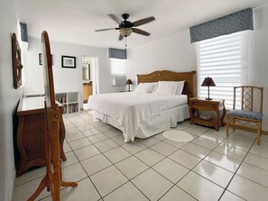 3 habitaciones, tabla de planchar con plancha y cuna de viaje 