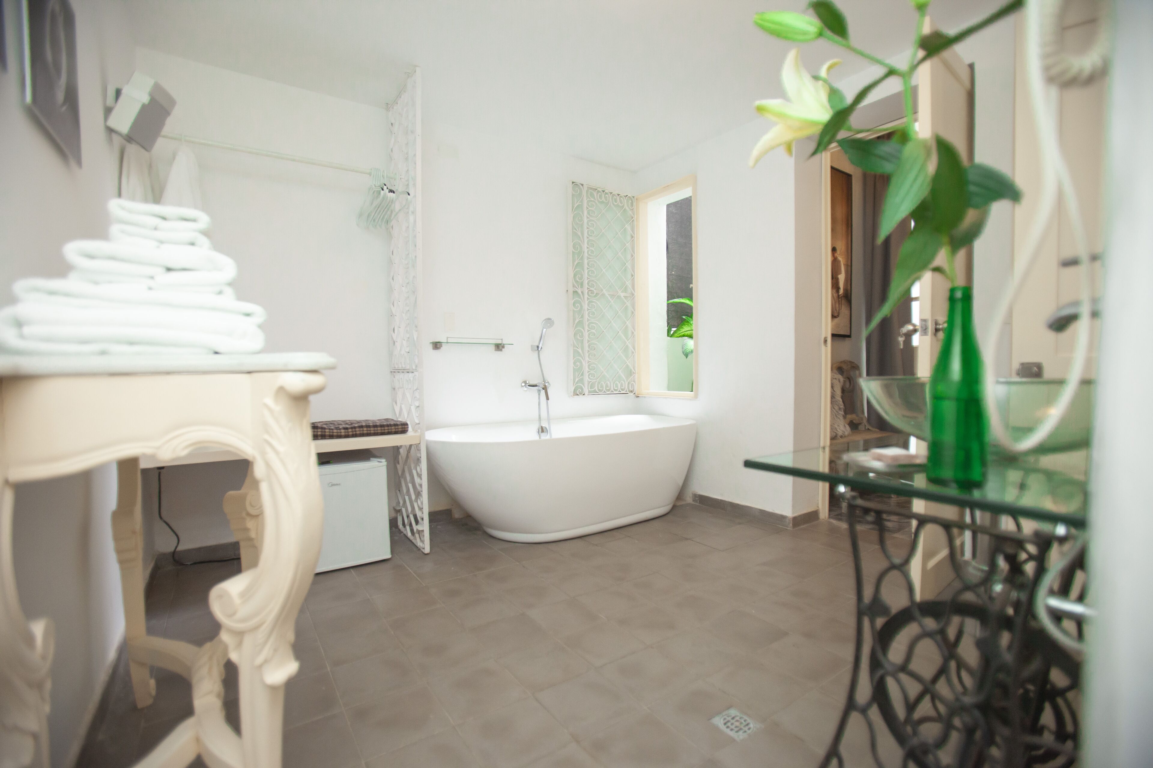 extra large room west | bathroom | designer toiletries, hair dryer, bathrobes, towels