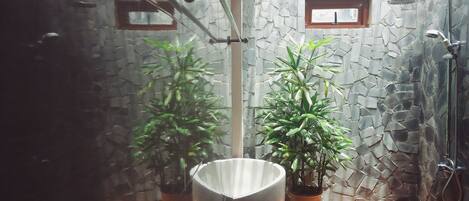 Deluxe Double Room, 1 King Bed | Bathroom