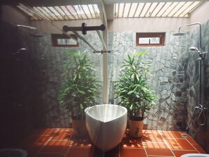 Habitación Deluxe doble, 1 cama de matrimonio grande | Baño | Ducha, artículos de higiene personal gratuitos y secador de pelo
